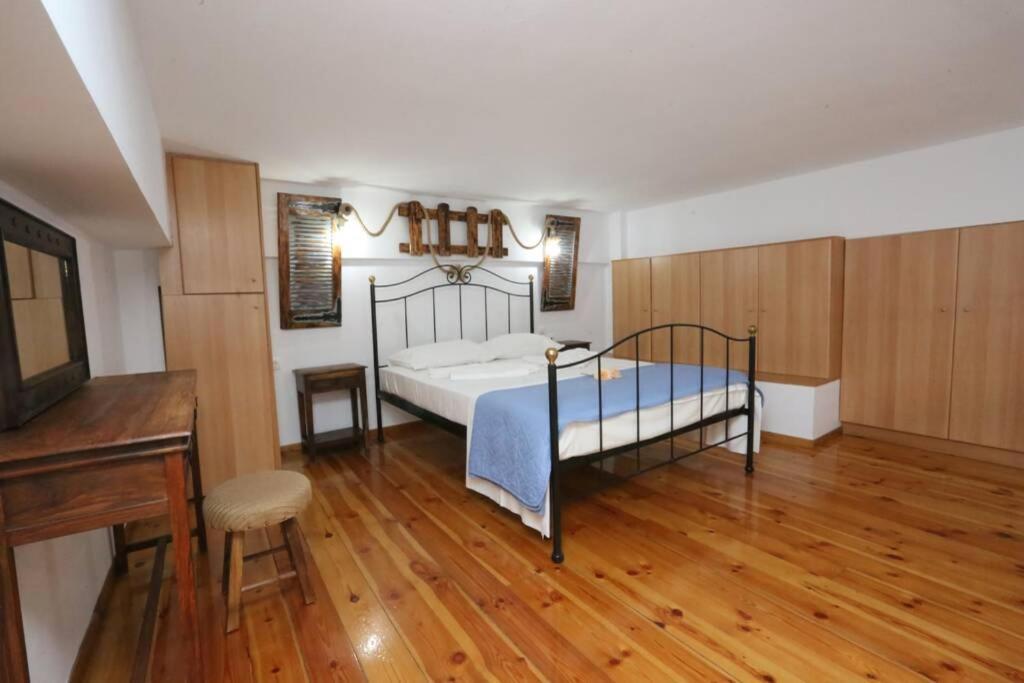 Lignum Apartment Ermoupoli Bagian luar foto