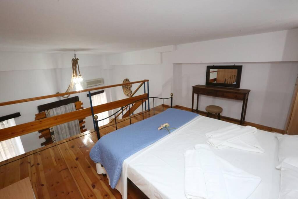 Lignum Apartment Ermoupoli Bagian luar foto