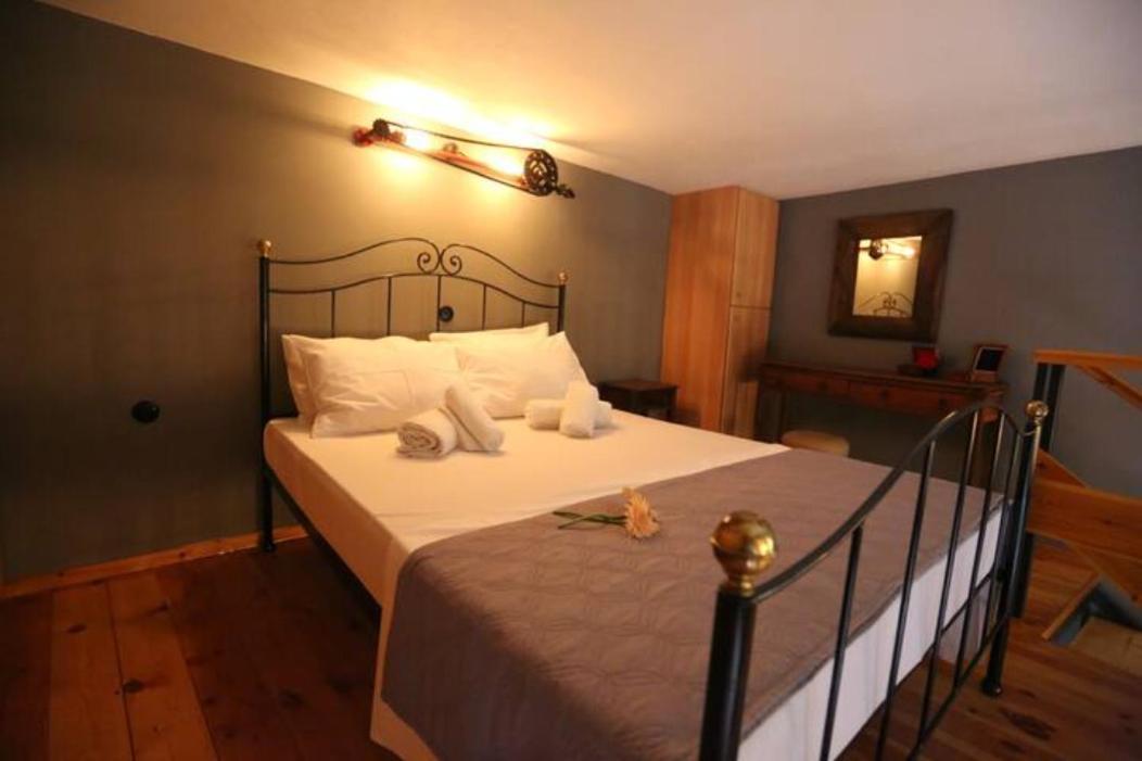 Lignum Apartment Ermoupoli Bagian luar foto