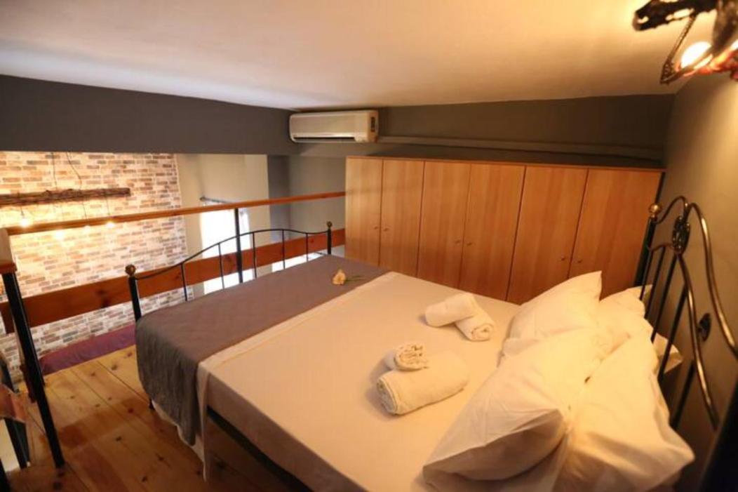 Lignum Apartment Ermoupoli Bagian luar foto